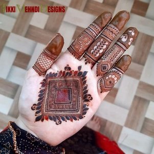 front hand simple mehndi design