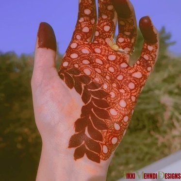front hand simple mehndi design